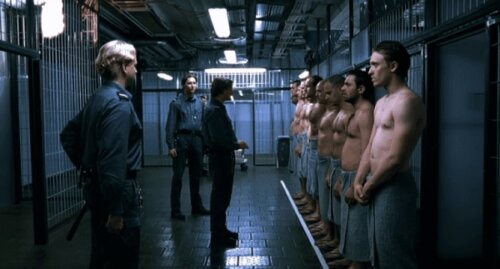 Fångar uppställda inför fångvaktare i en scen från filmen Experimentet