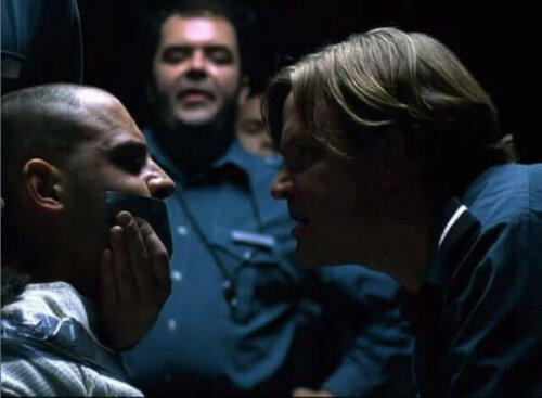 Fångvaktare torterar fånge