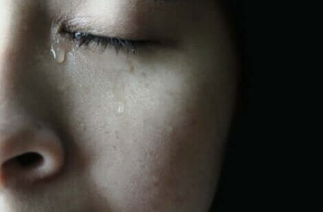En kvinna med krossade drömmar som gråter