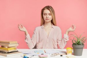 Kontrollera din uppmärksamhet för att stanna i nuet