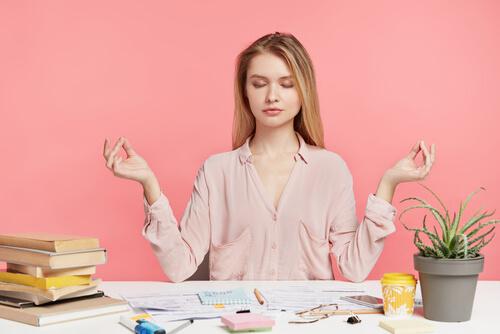 Kontrollera din uppmärksamhet för att stanna i nuet