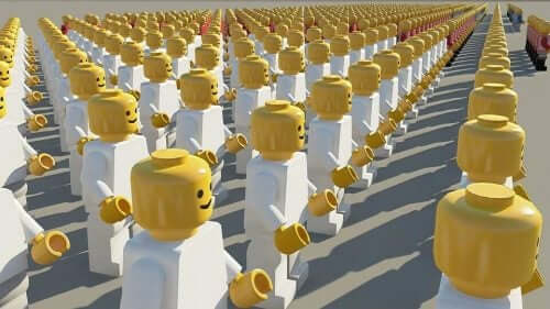 Paraduppställda legogubbar som en demonstration av homogenitet i romanen 1984