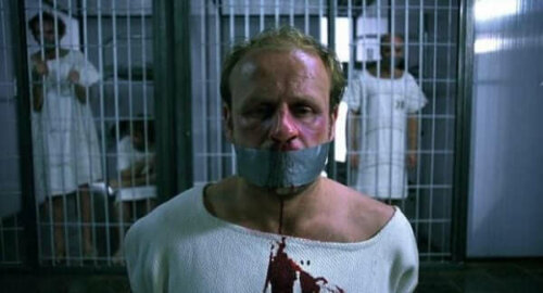 En blödande fånge är bakbunden