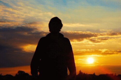 Djup och bakgrund: En man ser på en soluppgång