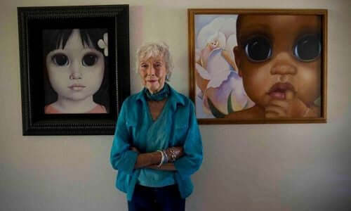 Verklighetens Margaret Keane framför två av sina målningar med stora ögon