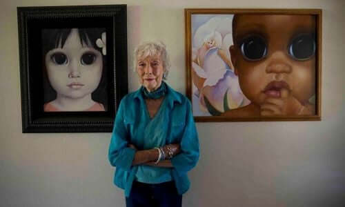 Verklighetens Margaret Keane framför två av sina målningar med stora ögon