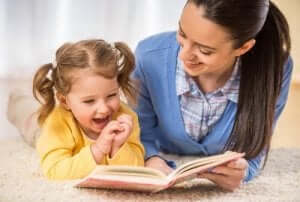 Mor läser för dotter