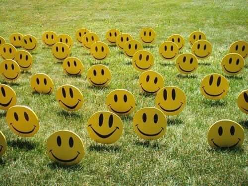 Eysencks personlighetsmodell: smileys på gräsmatta