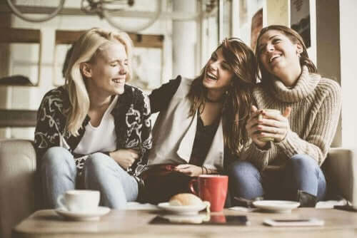 Schopenhauers regler för att bli lycklig: Tre lyckliga väninnor chattar på café