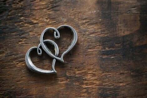 Två sammanfogade hjärtan