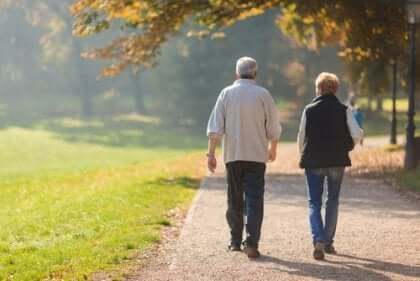 Ett äldre par som tar en promenad