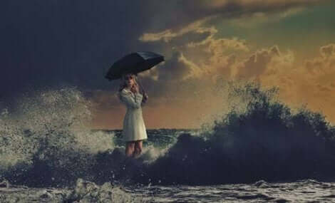 Att försöka förutsäga framtiden kan orsaka mycket ångest, en bild på en kvinna på en stormig strand