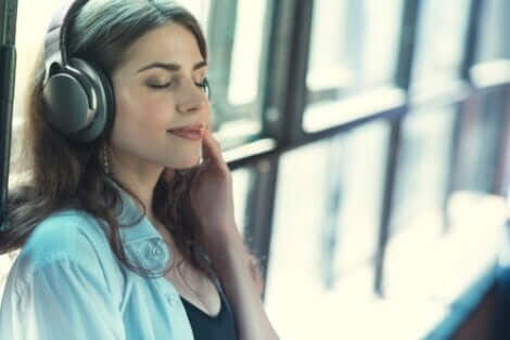 En kvinna som lyssnar på musik