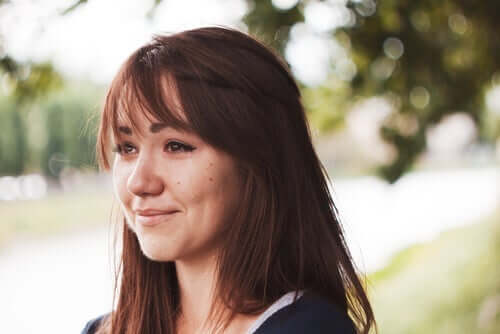 Kvinna som ler och fäller glädjetårar