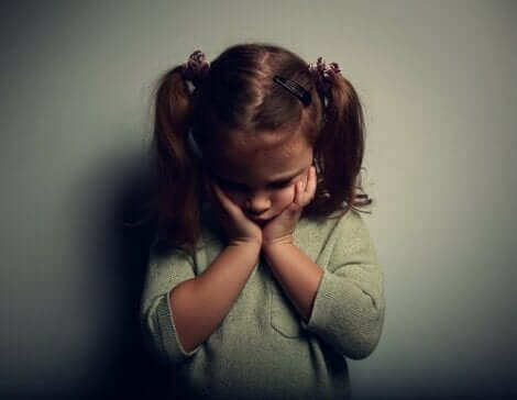En ledsen liten flicka, vilket kan resultera i en emotionell avskiljningsstörning