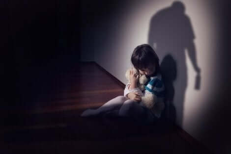 En liten flicka utsatt för övergrepp