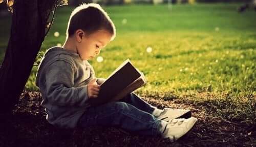 Pojke läser en bok