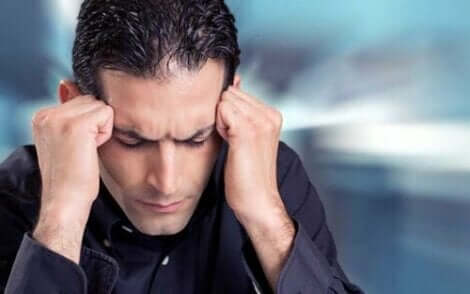 En till synes stressad man