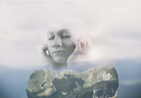 En kvinna flyr genom att sluta ögonen och sätta fingrarna i öronen