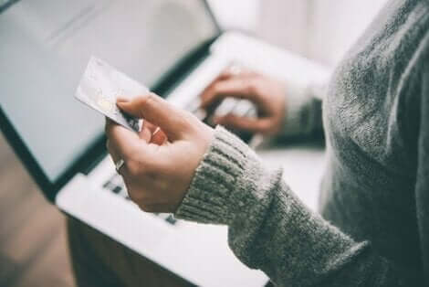 En kvinna som använder sitt kreditkort online