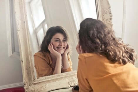 En överlycklig kvinna ser sig i spegel: Tekniken ”bara för idag” kan bidra till att öka självkänslan