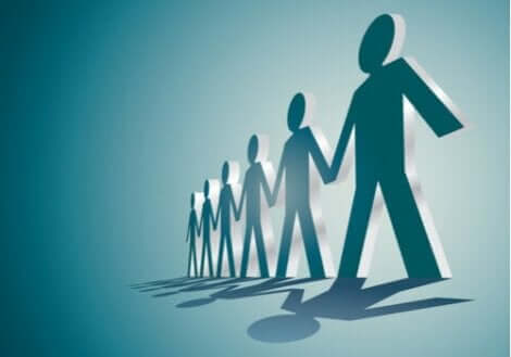 Pappersgubbar som håller hand