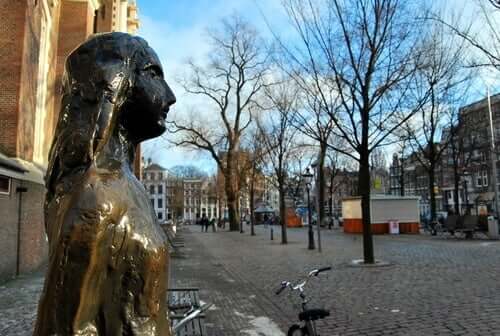 Anne Frank och hennes familj höll sig gömda i en vindsvåning i Amsterdam