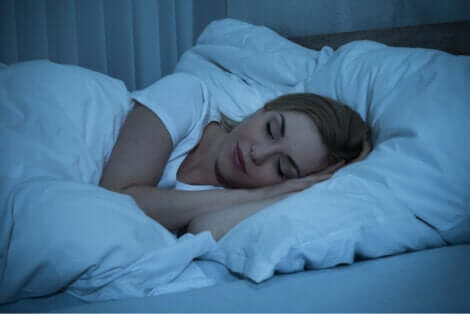 En kvinna som sover på natten