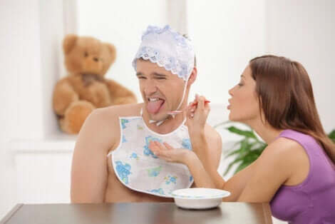 Vuxenbebisar tycker om att bli matade av sin partner