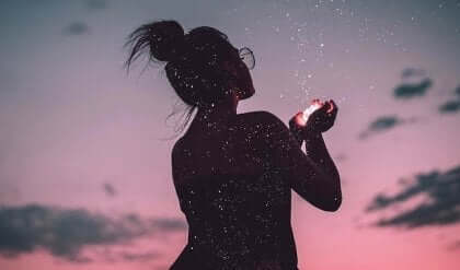 Flicka med ljus i händerna