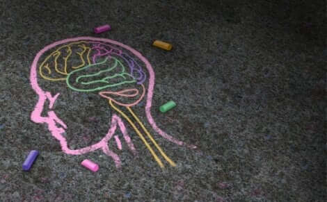 Konstpsykologin representeras genom en kritmålad hjärna på asfalt