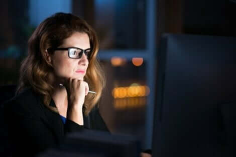 En kvinna som stirrar på en dator
