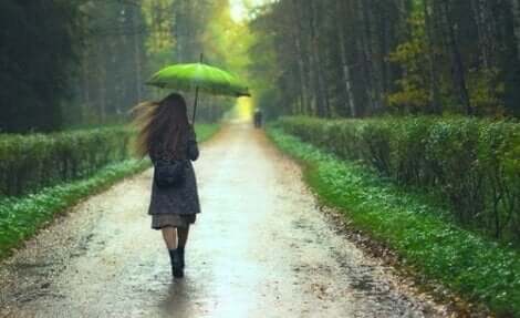 En kvinna i regnet