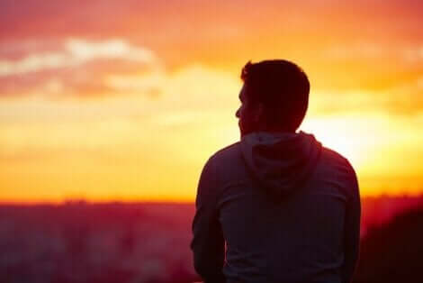 En man funderar i solnedgången