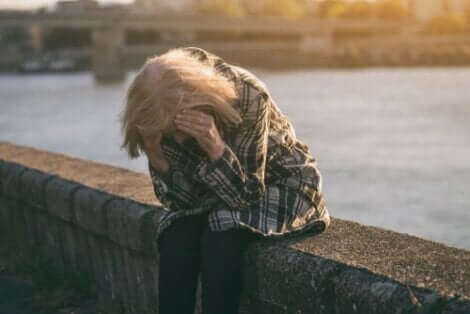 En sorgsen och arbetslös kvinna