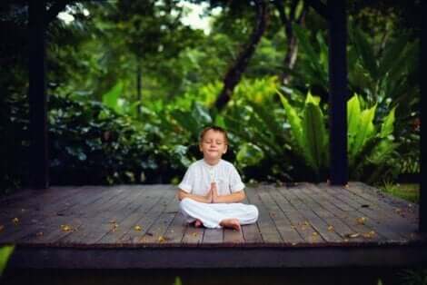 En pojke som mediterar