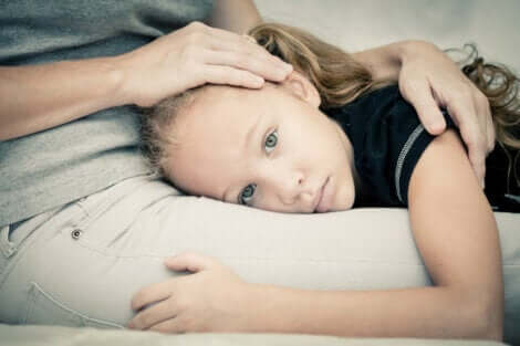 En flicka med sin mamma