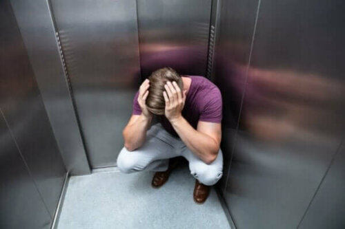 Fobi för att åka hiss: orsaker och symtom