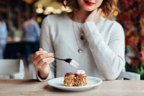 En kvinna som äter dessert och tänker på olika aptiter