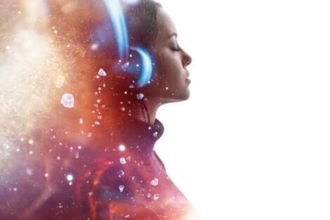 En kvinna som lyssnar på musik