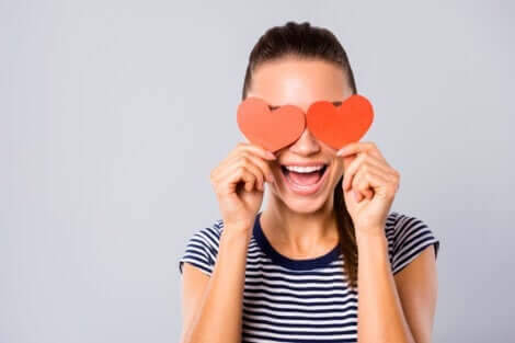 En kvinna med hjärtan över ögonen: att sätta sin partner på en piedestal