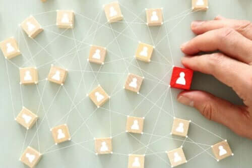 En person som håller olika etiketter med anknytna människor, som undrar om det finns en personlighet