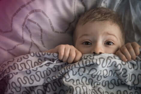 Rädd pojke under täcket