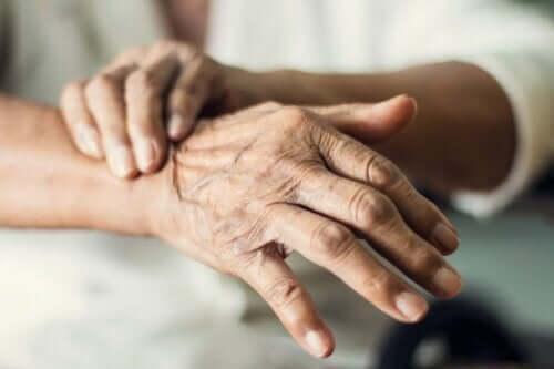 En äldre dam som lider av skakiga händer