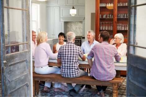 En grupp vänner på middag