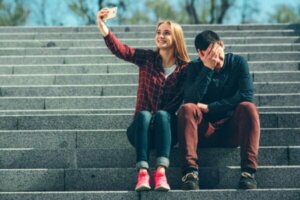 Det vi delar på sociala medier reflekterar inte vårt humör