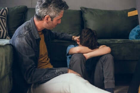 En far som tröstar sin son