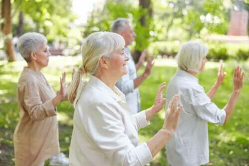 En grupp seniorer som utövar qigong