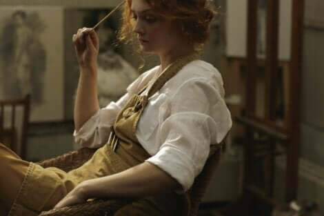 En kvinna i galleria som lider av moralisk frånkoppling