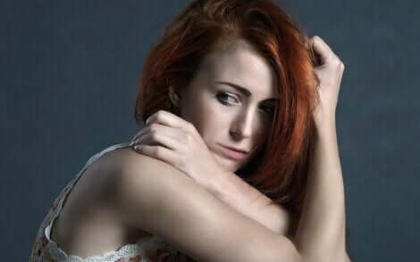 En kvinna som lider av osäkerhet och låg självaktning